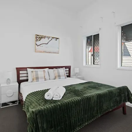 Holiday home Spacious Dual Retreat Balcony Near Rbwh And Cbd *