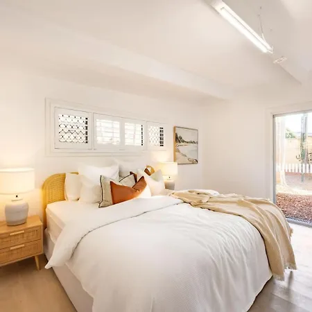 Tropical Tranquility Spacious Family Leafy Oasis Holiday home *