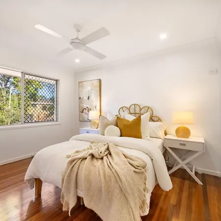 Tropical Tranquility Spacious Family Leafy Oasis Holiday home *