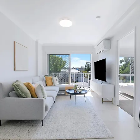 Spacious 3-bed Coorparoo Apartment Brisbane