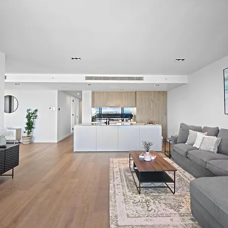 Luxe Sub-penthouse With Rooftop Pool And 2 Car Parks Brisbane