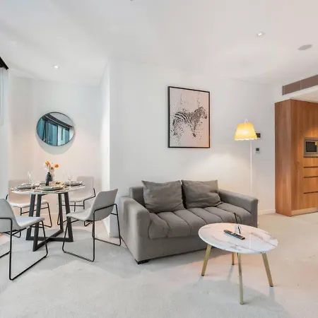 Sky Tower Elegance Balcony Gym Pool And Cbd Access