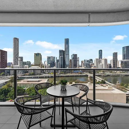 Stunning And River Views With Parking *