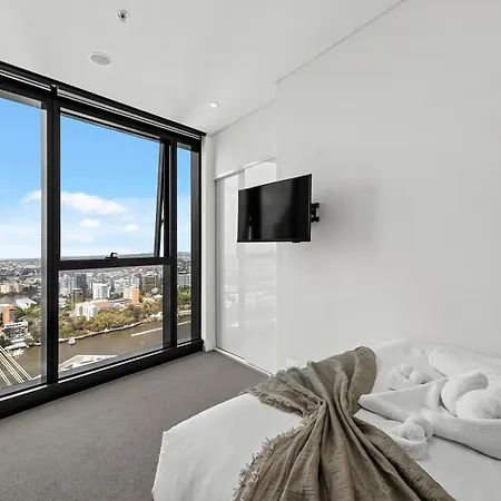 Sky - Cbd 2br With Stunning Views, Pool And Gym Apartment