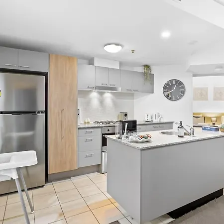 Modern 2br In Cbd Free Parking And Pool Apartment