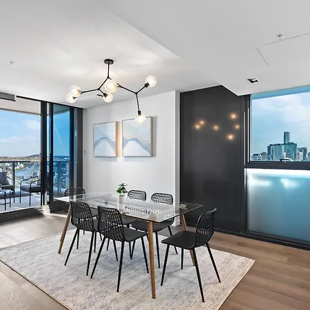 Luxe Sub-penthouse With Rooftop Pool And 2 Car Parks Brisbane