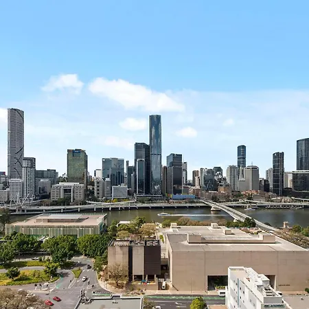 Stunning And River Views With Parking Apartment *