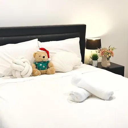 Comfort Cbd 2br With Pool And Gym Skt1002 Brisbane