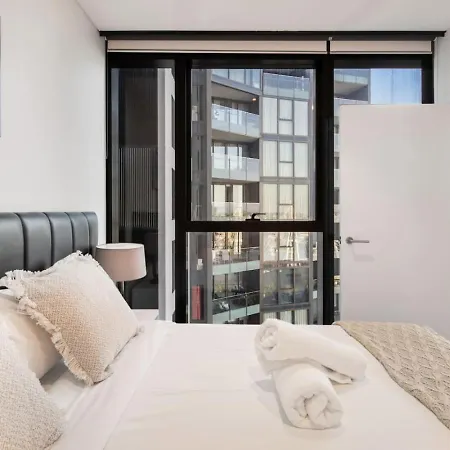 Sky Tower Elegance Balcony Gym Pool And Cbd Access Apartment *