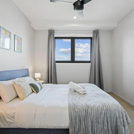 Stylish With Balcony Easy Access To Everywhere Brisbane