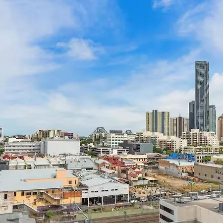 Luxury W Rooftop Pool * Brisbane