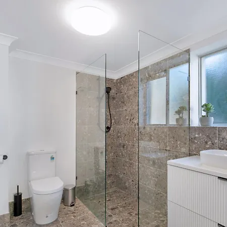 Spacious 3-bed Coorparoo Apartment *