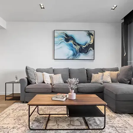 Luxe Sub-penthouse With Rooftop Pool And 2 Car Parks * Brisbane