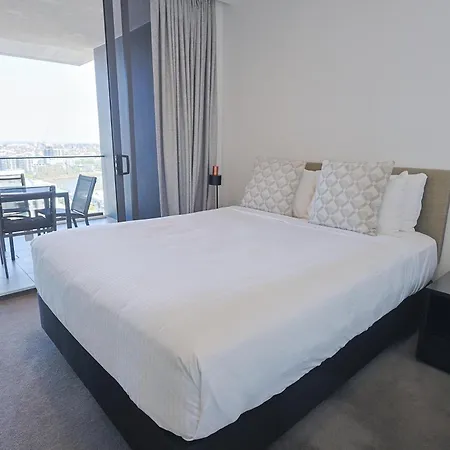 Riverview 2br With Pool And Parking Near Suncorp