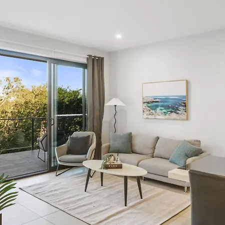 Stylish Escape 2 Ensuites Balcony Near Shops Apartment