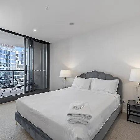 Luxe Sub-penthouse With Rooftop Pool And 2 Car Parks *