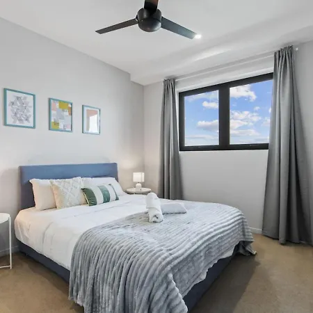 Stylish With Balcony Easy Access To Everywhere Apartment *
