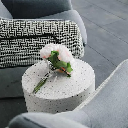 Stylish Escape 2 Ensuites Balcony Near Shops *