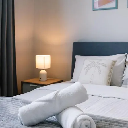 Stylish With Balcony Easy Access To Everywhere Apartment *