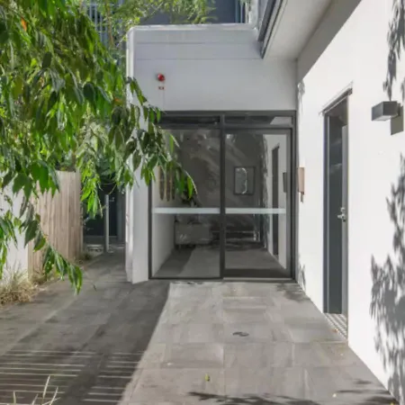 Apartment 2 Bedroom Balcony Close To Hotspots *