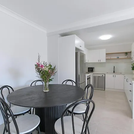 Spacious 3-bed Coorparoo Apartment Brisbane