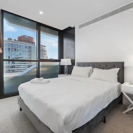 Luxe Sub-penthouse With Rooftop Pool And 2 Car Parks Brisbane