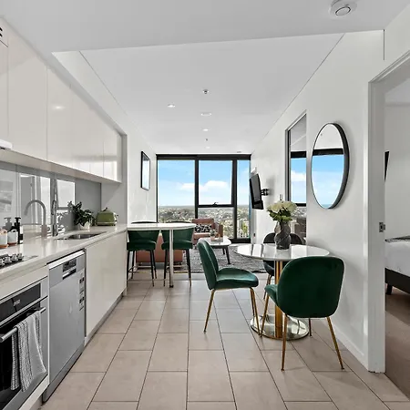 Sky - Cbd 2br With Stunning Views, Pool And Gym