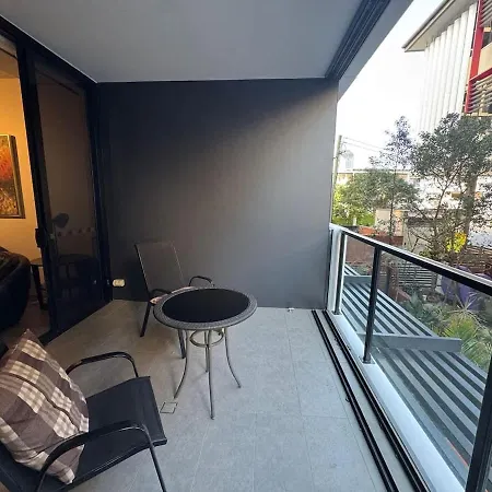 Sunny 1br In South Bank Great Location *