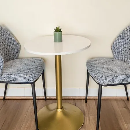 Convenience & Comfort At The Abbey On Roma Apartment *