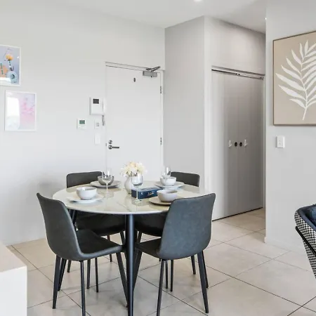 Stylish With Balcony Easy Access To Everywhere * Brisbane