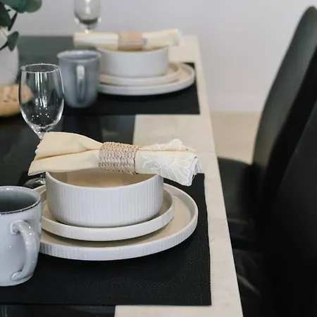 Stylish Escape 2 Ensuites Balcony Near Shops