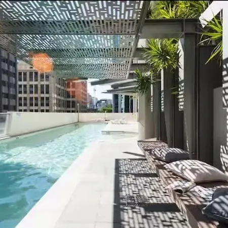 Modern 2br In Cbd Free Parking And Pool Apartment
