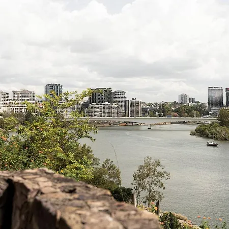 Apartment Family & Group Getaway - 5 Bedrooms, 12 Guests Brisbane