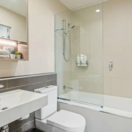 Stylish With Balcony Easy Access To Everywhere *