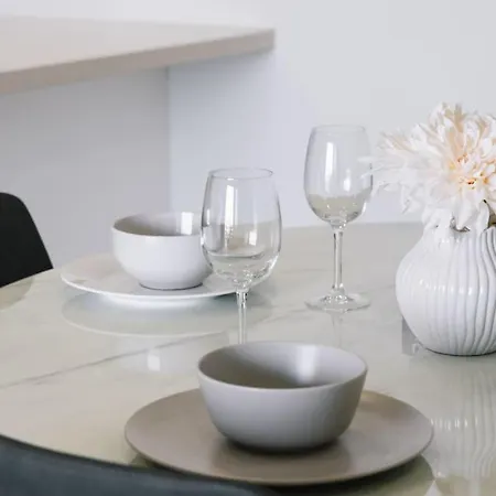 Stylish With Balcony Easy Access To Everywhere Apartment Brisbane