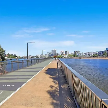 Modern 2br In Cbd Free Parking And Pool Apartment