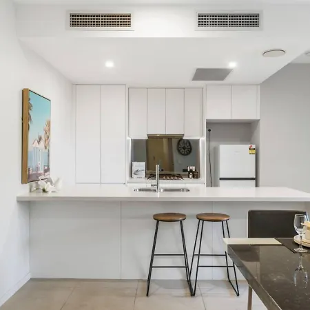 Stylish Escape 2 Ensuites Balcony Near Shops