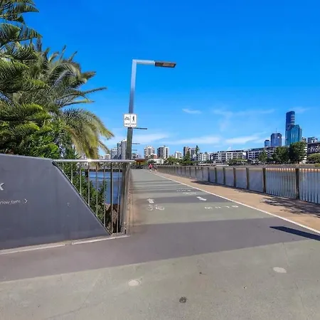 Modern 2br In Cbd Free Parking And Pool Apartment