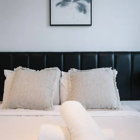 Sky Tower Elegance Balcony Gym Pool And Cbd Access *