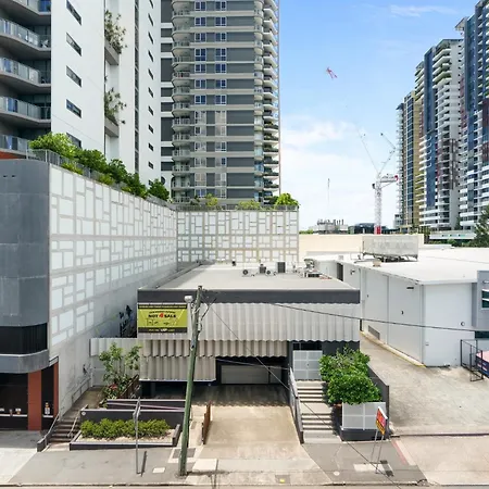 Stylish 1-bed In Vibrant South *