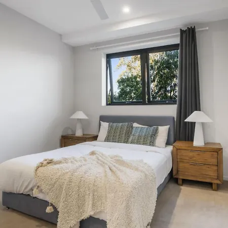 Apartment Stylish Escape 2 Ensuites Balcony Near Shops
