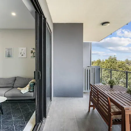 Stylish With Balcony Easy Access To Everywhere Brisbane