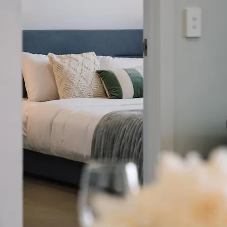 Stylish With Balcony Easy Access To Everywhere * Brisbane
