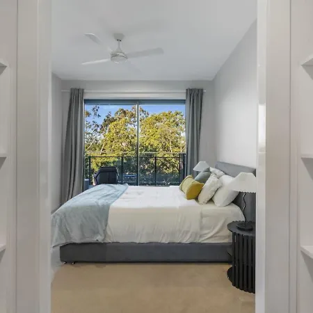 Stylish Escape 2 Ensuites Balcony Near Shops Brisbane