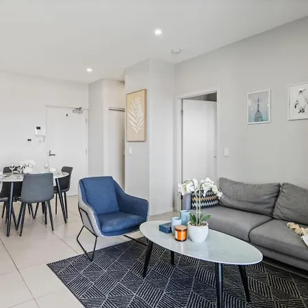 Stylish With Balcony Easy Access To Everywhere Apartment *