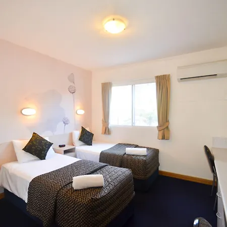 Airport Motel 4*