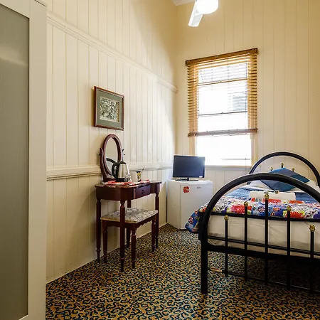 Bowen Terrace Motel 3*