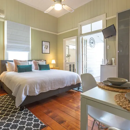 Bed & Breakfast 99 Kirkland Brisbane