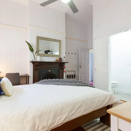 Bed & Breakfast 99 Kirkland Brisbane