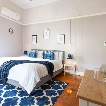 Bed & Breakfast 99 Kirkland Brisbane